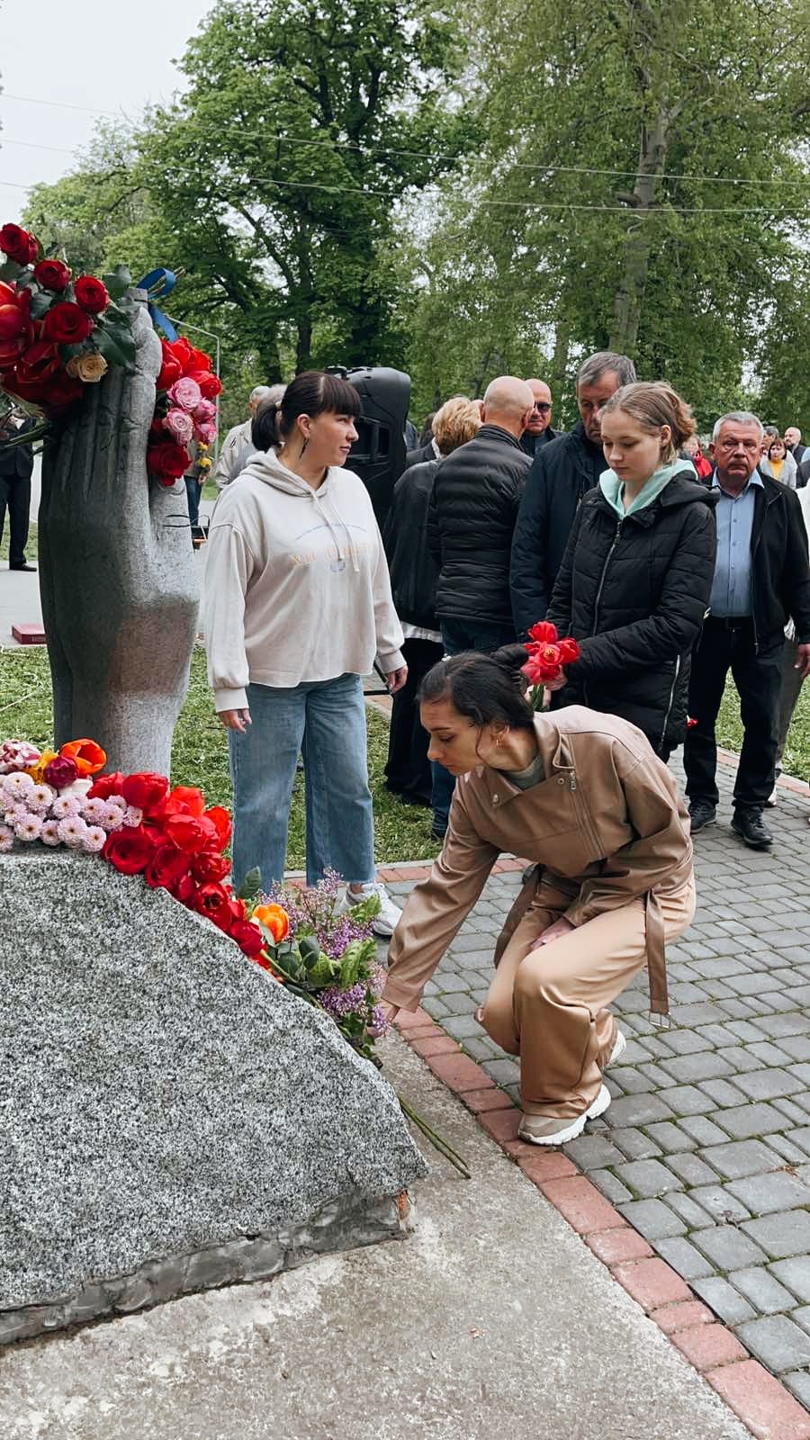 Покладання квітів до пам’ятного знаку ліквідаторам і постраждалим від наслідків аварії на Чорнобильській АЕС