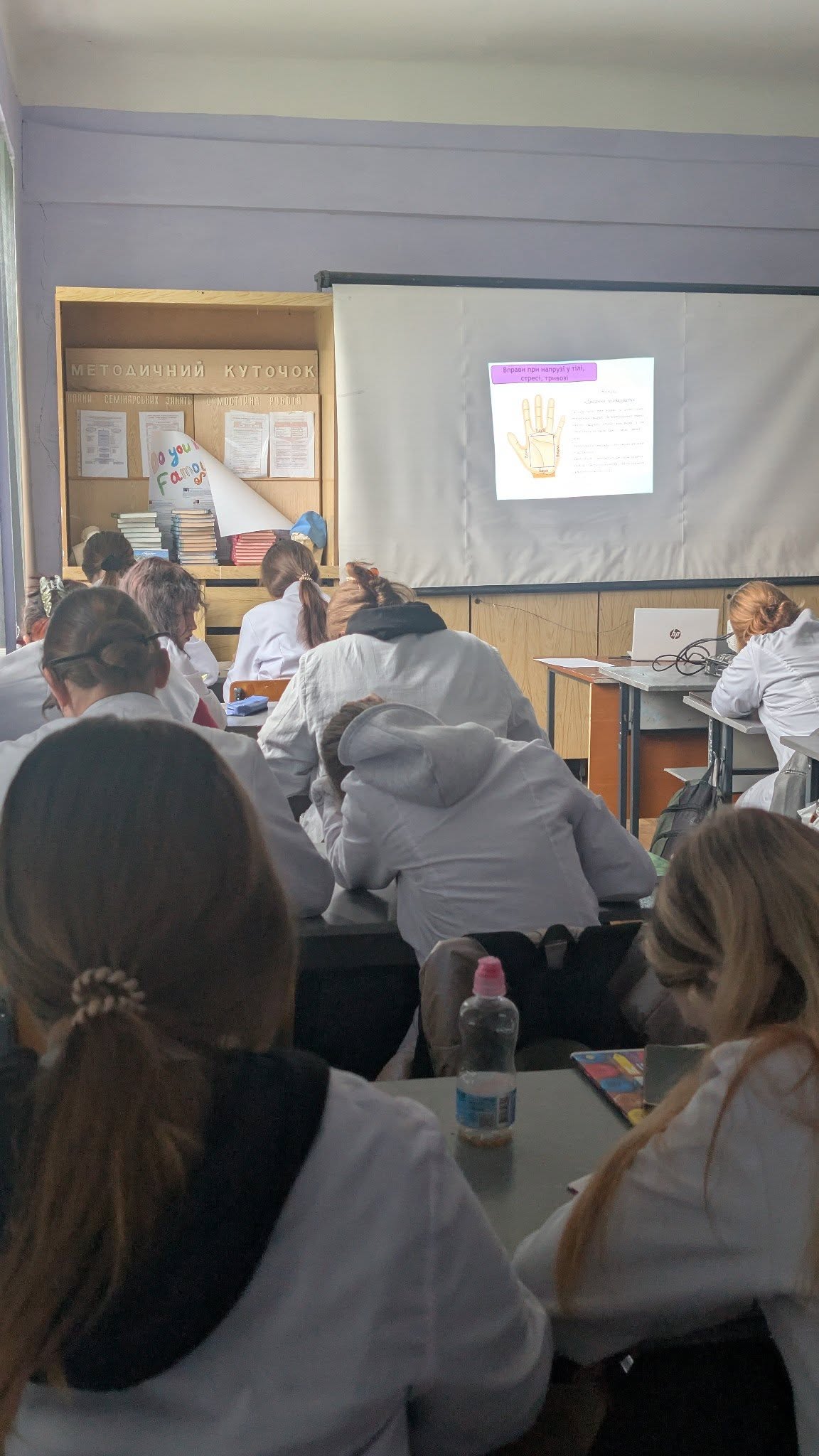 10 жовтня увесь світ традиційно відзначає Всесвітній день ментального здоров'я. ​З цієї нагоди у коледжі для здобувачів освіти 1-В групи  ОПП "Сестринська справа"було проведено психологічну годину.