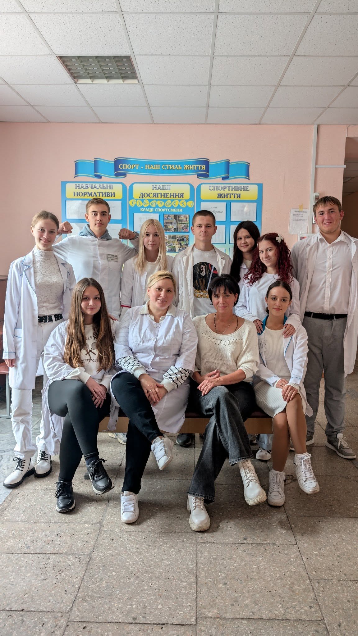 У понеділок, стіни нашого медичного коледжу засяяли особливою, світлою аурою! Ми раді оголосити про старт захоплюючого та пізнавального проєкту – «Кольоровий тиждень»Понеділок – День Білого Кольору🧑‍