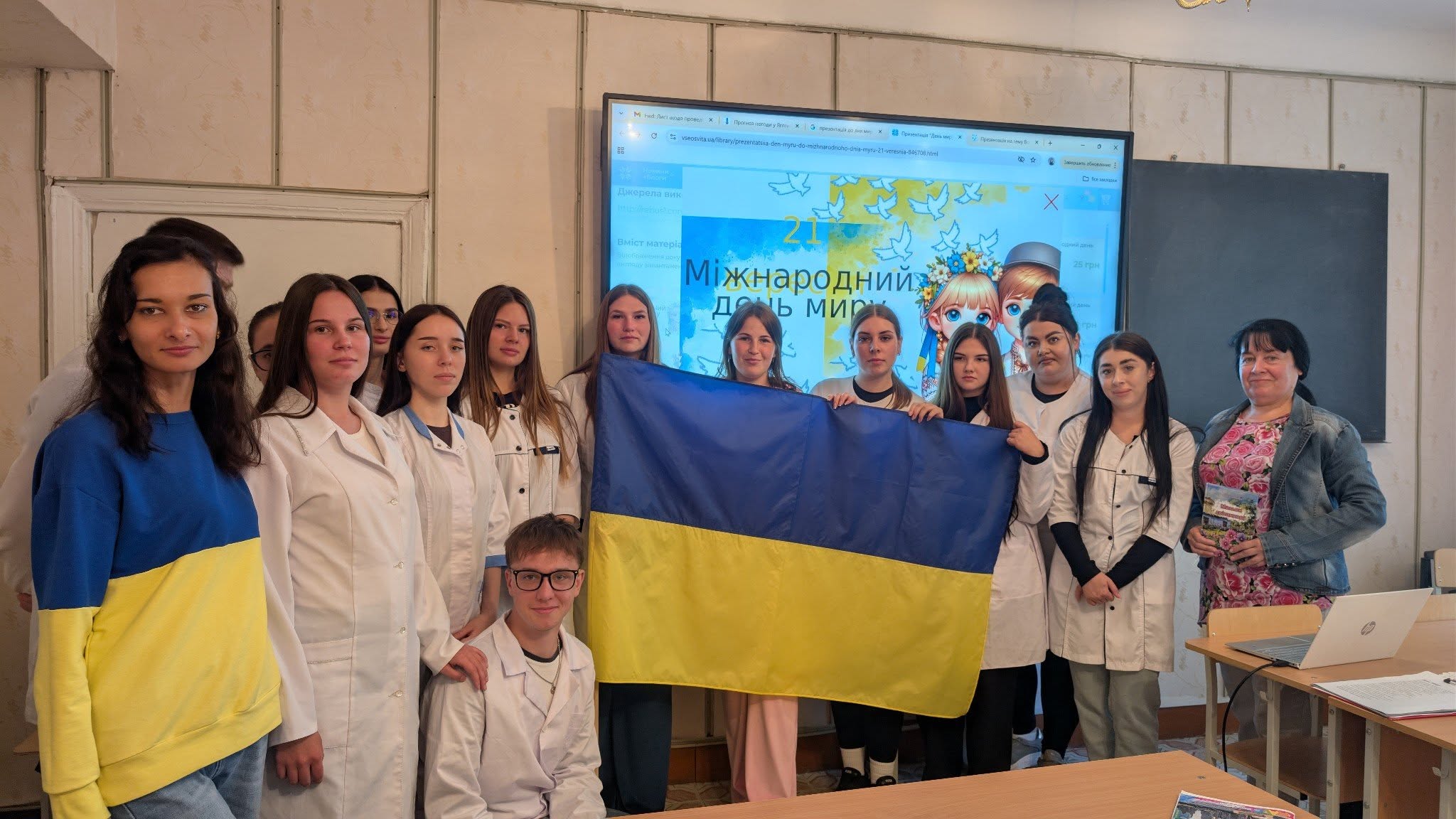 19 вересня до нашого коледжу завітала бібліотекар і поетеса Лариса Іванівна Зеленська та спільно із здобувачами освіти другого курсу  провели виховний захід «Нехай святиться мир в Україні».